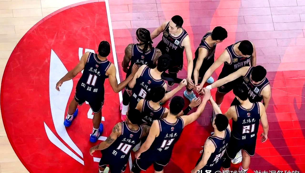 爱游戏入口-广州队发布备战花絮，集结日刷新队史纪录，社区盾任务艰巨，更衣室氛围转暖(广州队狂飙2024首秀大战)